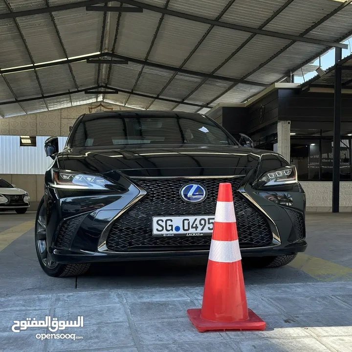 Lexus Es300 F. SPORT 2020 داخل احمر  عداد 40km