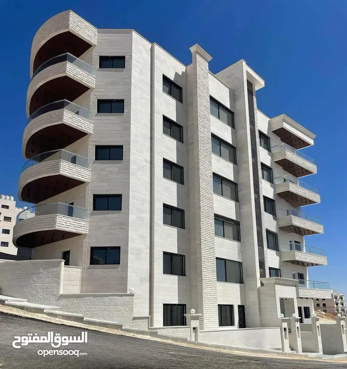 شقة ارضية للبيع في الجبيهة 150م2 + 140م2 ترسات خارجية (شقتين في الطابق) على 3 شوارع من المالك