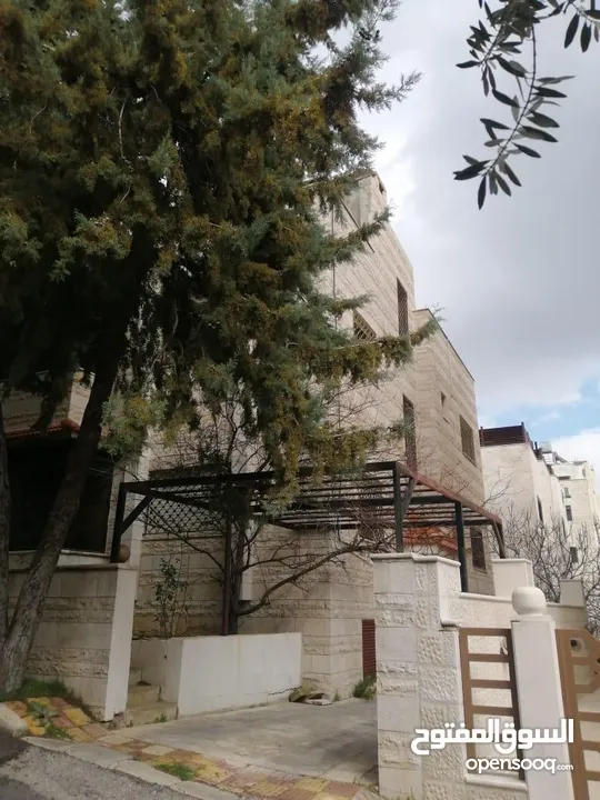 بيت مستقل في ضاحية الرشيد مكون من طابقين منفصلين بناء قديم بحاجة الى تجديدمساحة الارض 395 البناء 350