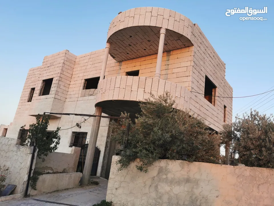 بيت مستقل موقع مميز ومنطقة هادئة   للبيع بسعر مناسب
