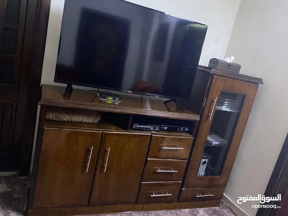 طاولة تلفزيون مع بوفيه بحالة الجديد استخدام منزل موضح بالصور