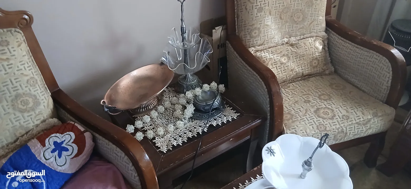 طقم كنب بحالة الوكاله مع طاولات