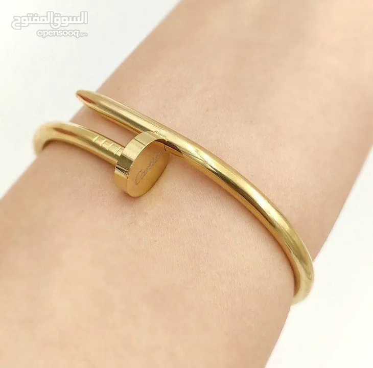 سوار ذهبي فاخر بتصميم أنيق ومميز