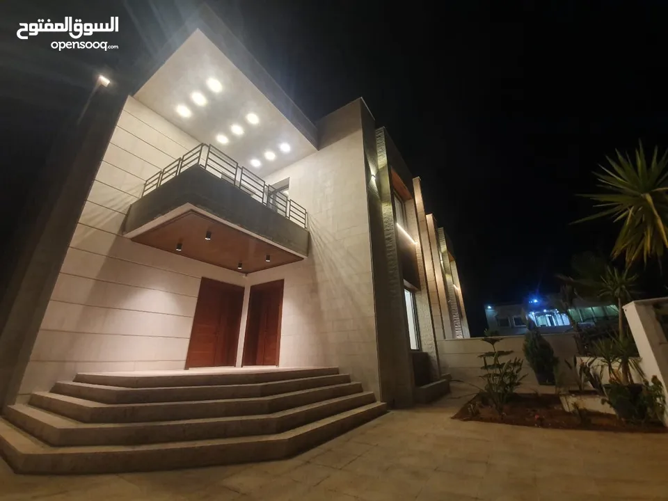 فيلا للبيع في طريق المطار  بتشطيبات فندقية قرب جامعة الشرق الأوسط