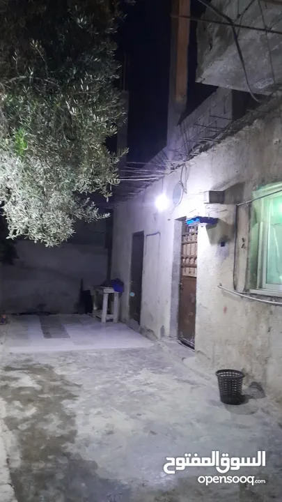 بيت مكون من غرفتين + صاله خارجيه+ صاله داخليه +مطبخ +حمام