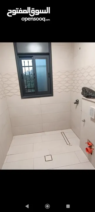 بيت جديد غير مسكون مكون من ثلاث طوابق في المزرعه الغربية بالقرب من شركة النزيه للبلاط منطقه هادئه