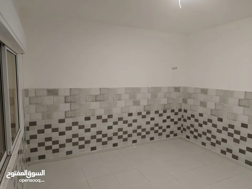شقة فارغه للايجار 3 غرف 2 حمام و  صالون مقابل الجامعة التطبيقه شفا بدران  اطلاله رائعه حي ام زويتنه