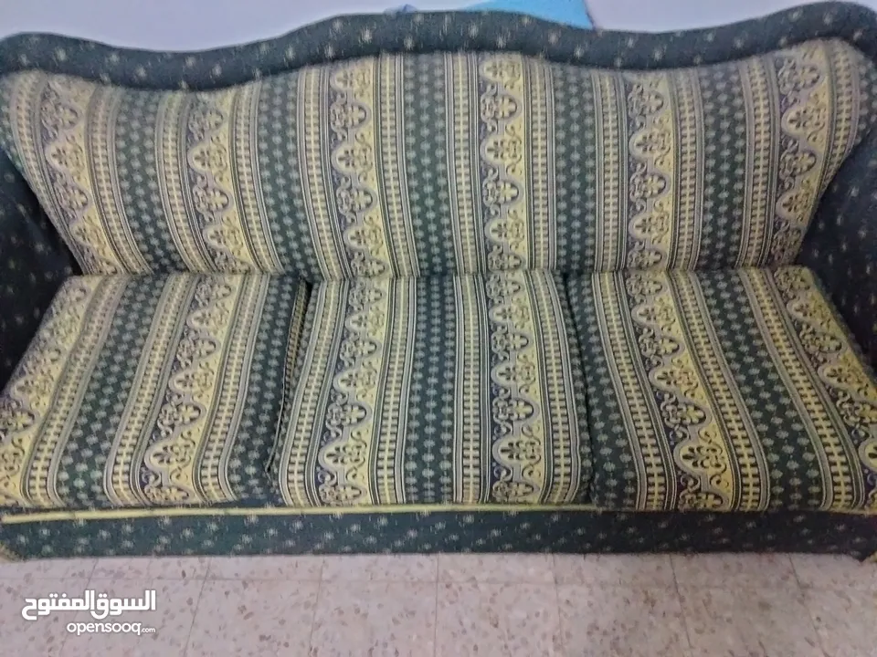 طقم كنب ومتفرقات للبيع  طقم كنب  طاولة 2 وممر ومعاه قطعتين  طقم كنب 7 مقاعد مع كفره بحالة جيدة