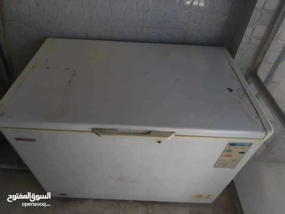 ثلاجة عرض ثلاجة دلي فريزر عدد2 ماكينات فرم لحمه عدد 2 وميزان
