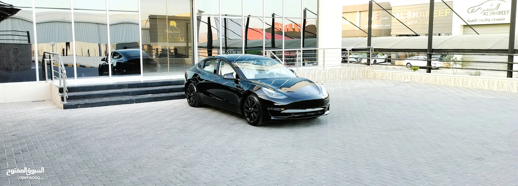 تيسلا 2023 model 3 فحص كامل اوتوسكور لون اسود ملوكي داخلي ابيض بحالة الوكالة للبيع بسعر لقطة ومحرووق