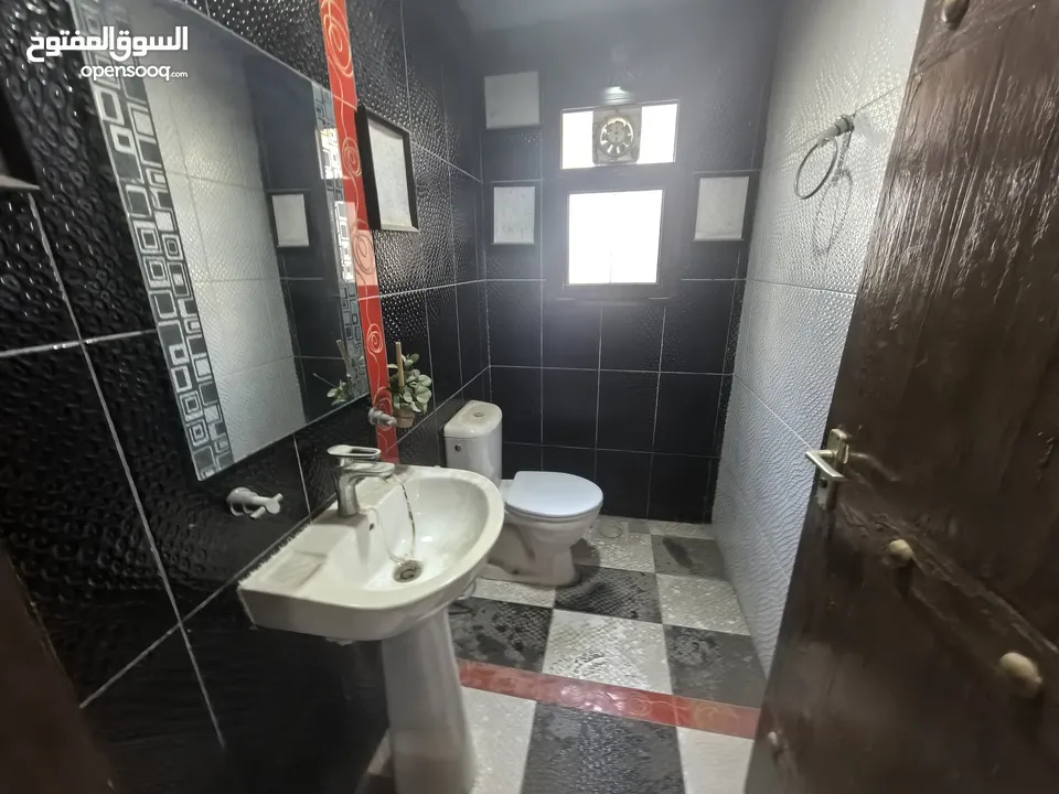 للبيع شقة سكنية سكنية اطلالة بحرية في الطابق الرابع منطقه ام الحصم