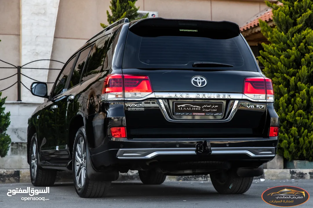 Toyota Land Cruiser 2017 VX-S Black Edition   السيارة وارد الشركة و قطعت مسافة 102,000 كيلو مت