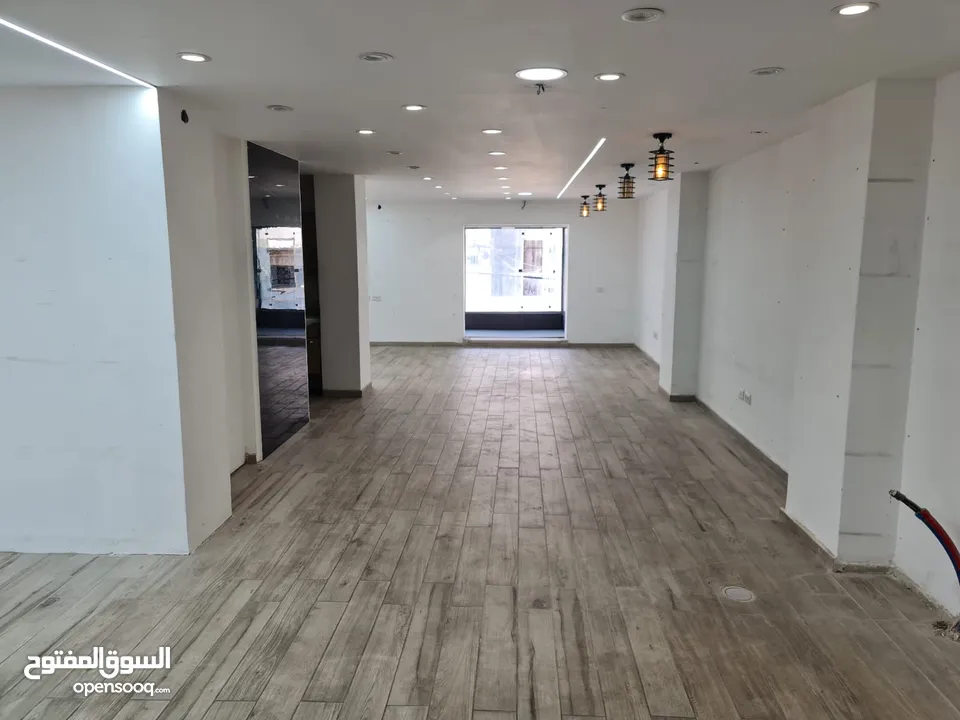 محل تجاري للايجار بالقرب من وسط البلد في مدينة الخليل مع واجهة بارزة على الشارع الرئيسي