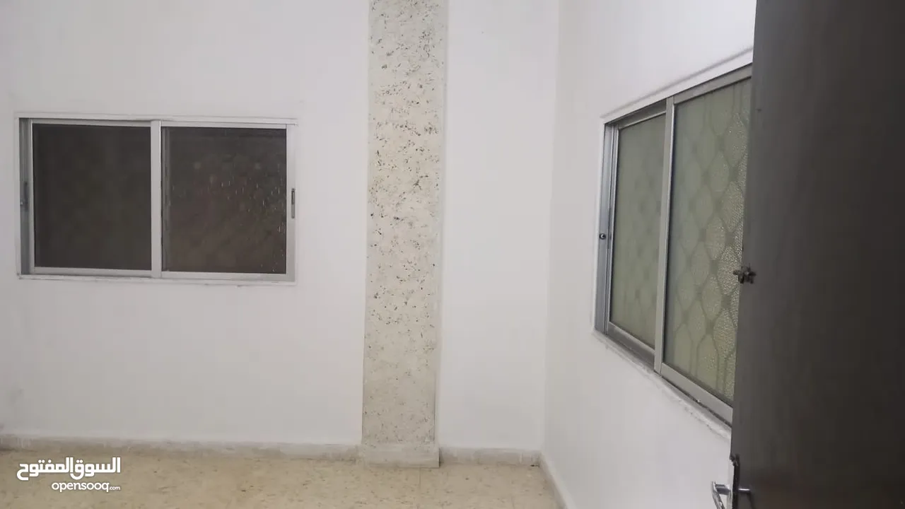 شقه للايجار  طابق ثالث اربع شواحط درج