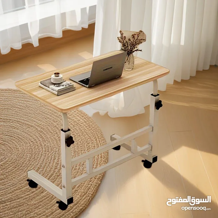 الطاولة الجانبية المتحركة – عملية وأنيقة   تصميم عصري يناسب أي زاوية بالبيت ويضيف لمسة مرتبة.