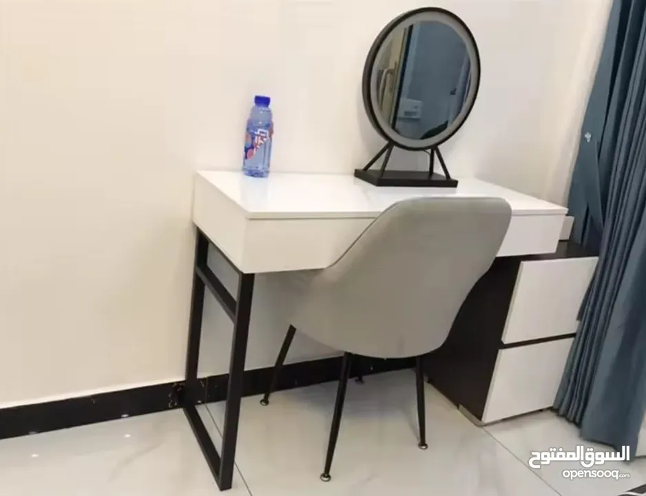 تسريحة مودرن مع خزانة جانبية – لمسة فخامة لغرفتك! ترتيب وأناقة بمساحة مثالية تصميم عصري بسيط .