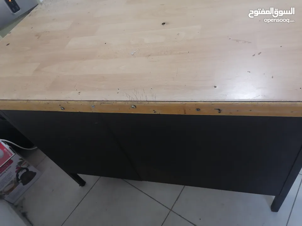 طاولة مكتب استعمال طالب جامعي نظيفة بدي حديد وسطح خشب ثقيل طول 66cm وعرض 121cm وارتفاع 110cm