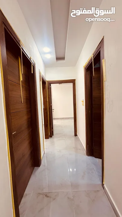 طابق شبه ارضي مطلة و مشمسة و مهوية بأرقى مناطق حي الياسمين المطله على كوريدور عبدون بسعر ناري جدآ