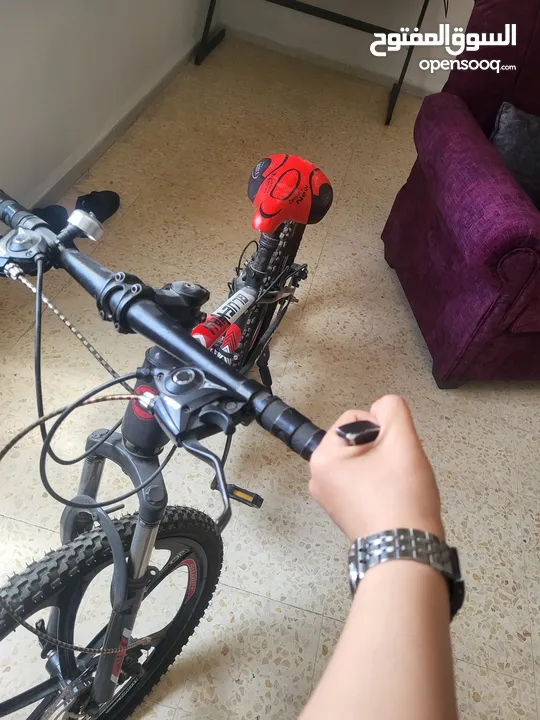 بسكليت (دراجه هوائيه) جنط 26 جبلي استعمال خفيف جدا مع هديه سكيت بورد صغير غير مستعمل ابدا