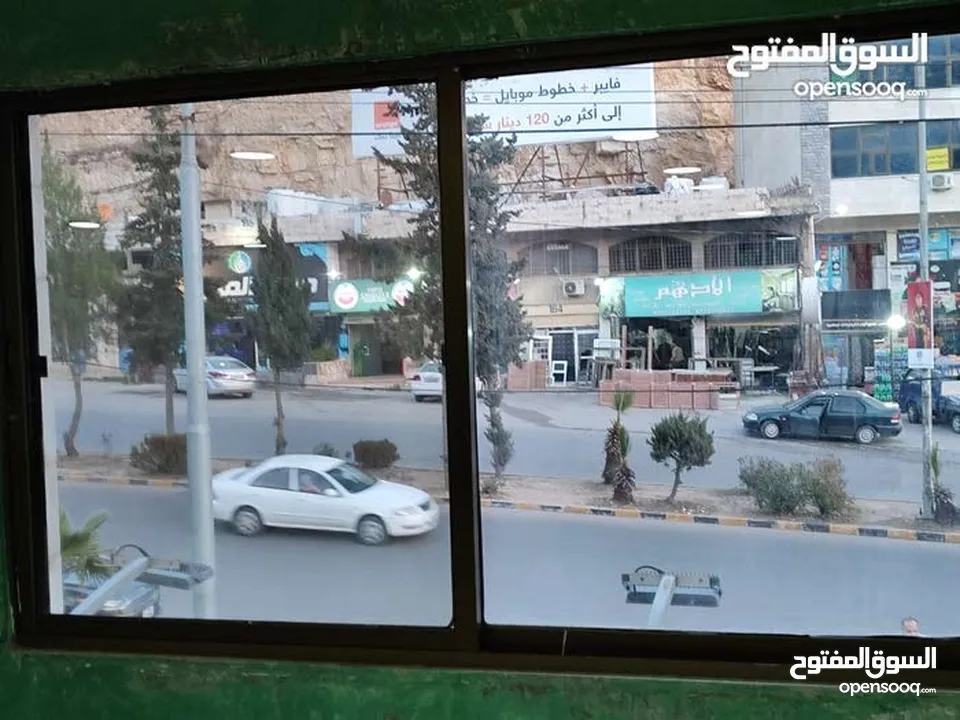 طوابق تجارية بمساحات متنوعة على طريق عمان-السلط نزول وادي الشجرة بأسعار مناسبة