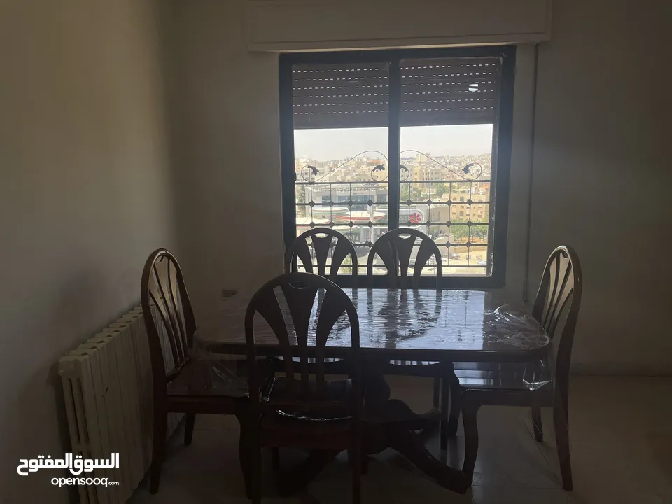شقة واسعة للإيجار ذات اطلالة في شارع الجامعة