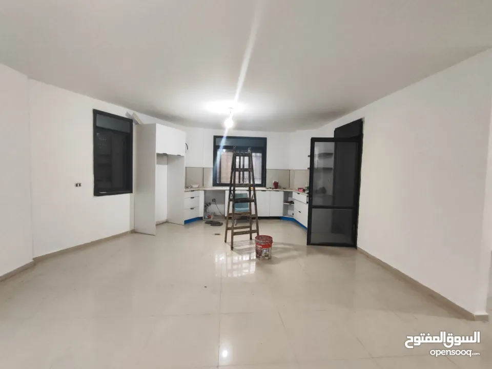 شقة غير مفروشة مع حديقه للايجار في عين مصباح