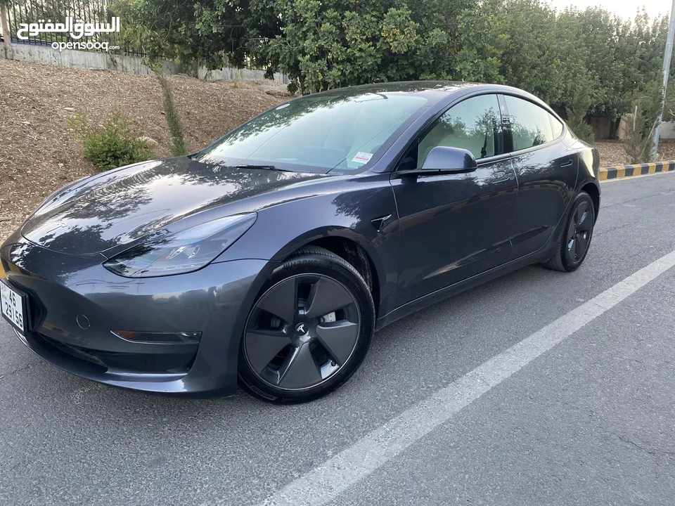 Tesla Model 3  موديل 2023 جمرك جديد  فحص أوتوسكور B+ بدفعة لا تقل عن 10 الاف دينار