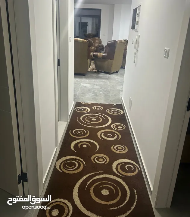 شُقَّة مَفروشة 3 غُرَف في الطيرة موقع ممتاز لم تُسكَن مِن قَبل