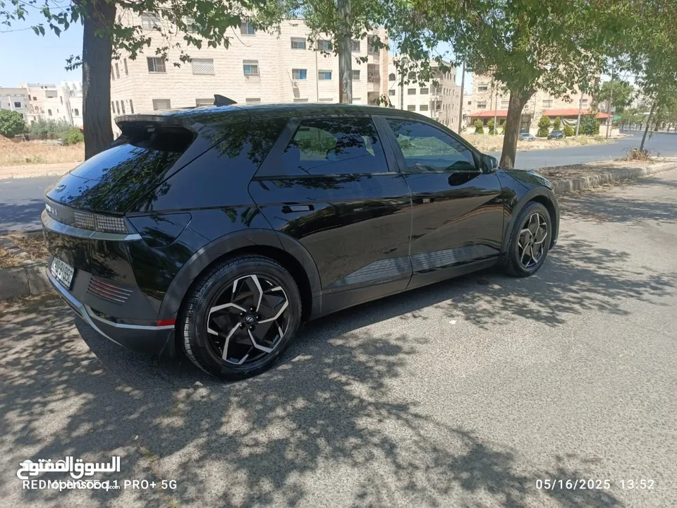 سياره موديل 2022 ايونك 5 كهربائيه لون اسود ميتاليك دفع رباعي اكبر بطاريه تمشي فوق 550 كيلو سبعه جيد