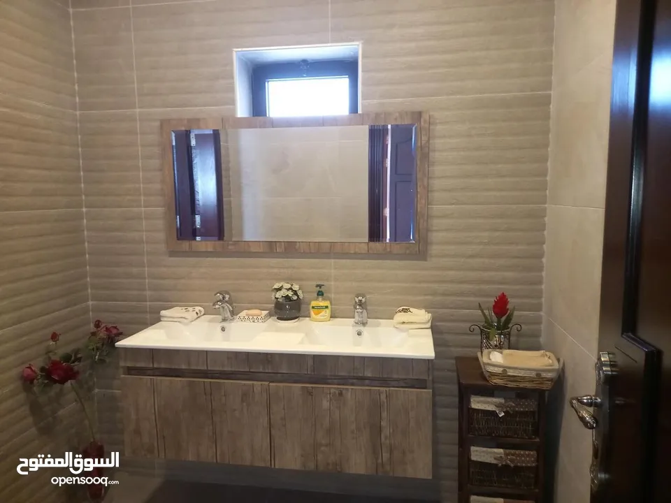 شقة ارضيه بسعر مغري داخلي 332 متر خارجي 180 متر