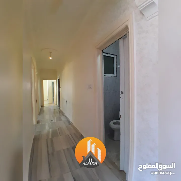 شقة طابق اول مع بلكونة ومصعد للإيجار في افضل وارقى المواقع في ضاحية الاقصى واسعة