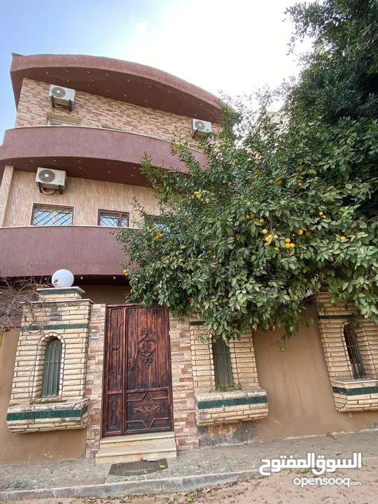 منزل  فيلا للايجار في طريق الشوك متكون من 3 طوابق لاستفسار
