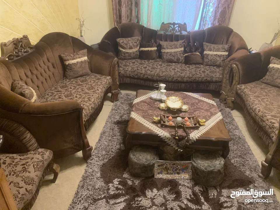 كنب 9مقاعد+طاولات سط+سجادة+مكيته +بردايه 3قطع