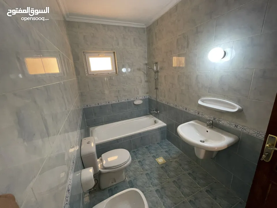 عمارة للبيع فل عقبة تاسعة جمعيات شقتين كل شقة 200 متر+ تسوية 80 متر بسعر مغري مساحة الارض 476