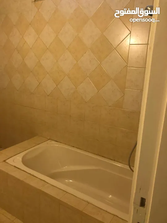 شقه فارغه للايجار بناء حديث الاجره شهريه 230
