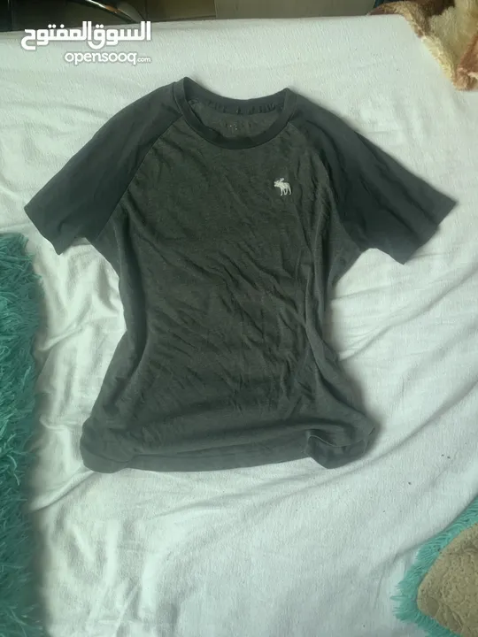 T-shirt Abercrombie من عمر 12-14 في سعر مناسب جدا