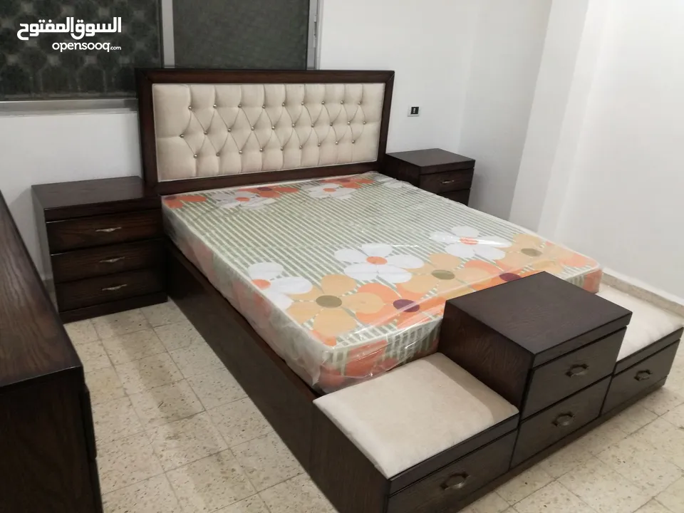 غرفة نوم تفصيل خشب ثقيل بحالة الجديد للبيع بدون الفرشة