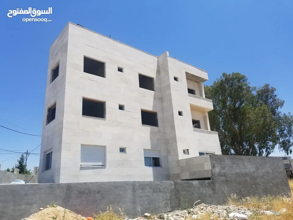 عمارة بتصميم فيلا في اجمل مناطق مرج الحمام قرب ترخيص غرب عمان موقع مميز جدا و ذات اطلاله خلابه
