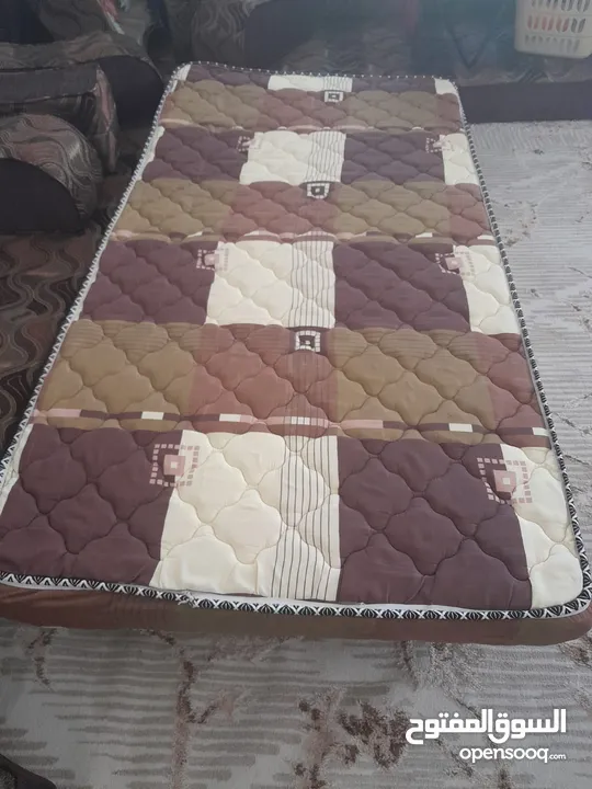 فرشتين مفرد ونص وطاوله وسط لون ابيض للبيع