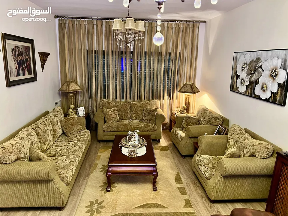 غرفة صالون كاملة متكاملة ( كنبيات وسجادة و برداي). مستعملة سنة واحدة فقط. .