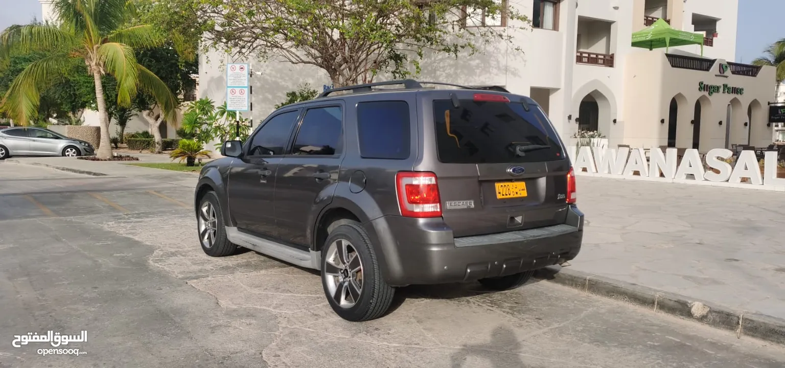 FORD ESCAPE 2011, CLEAN AND GOOD CONDITION