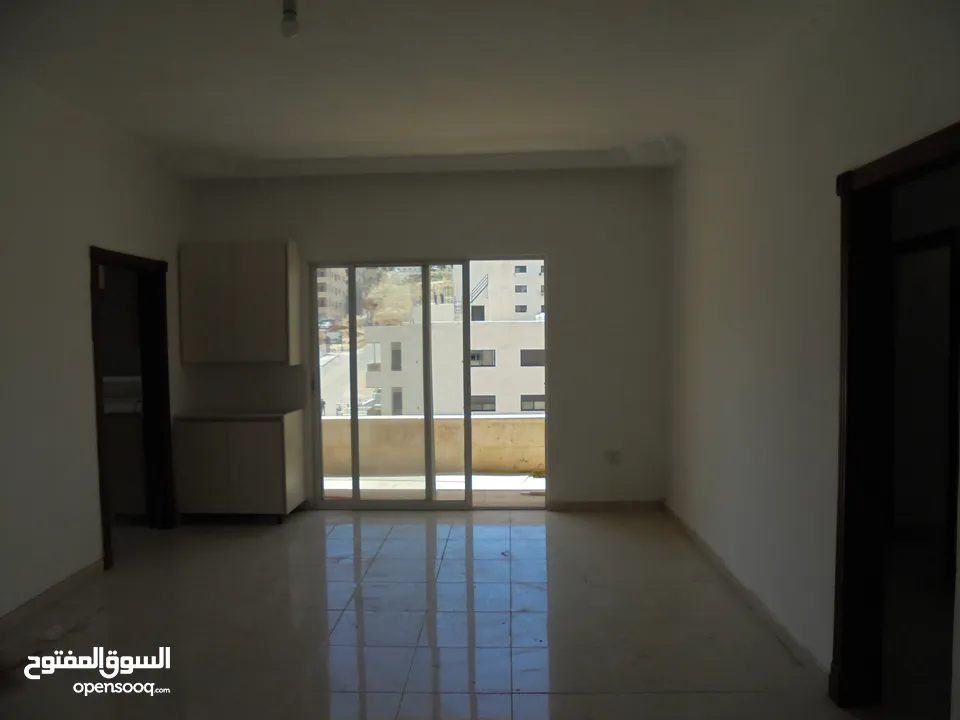 شقة خلف مديرية الامن العام وجامعة البتراء 200م مربع للبيع (3 دقائق عن شارع المطار)