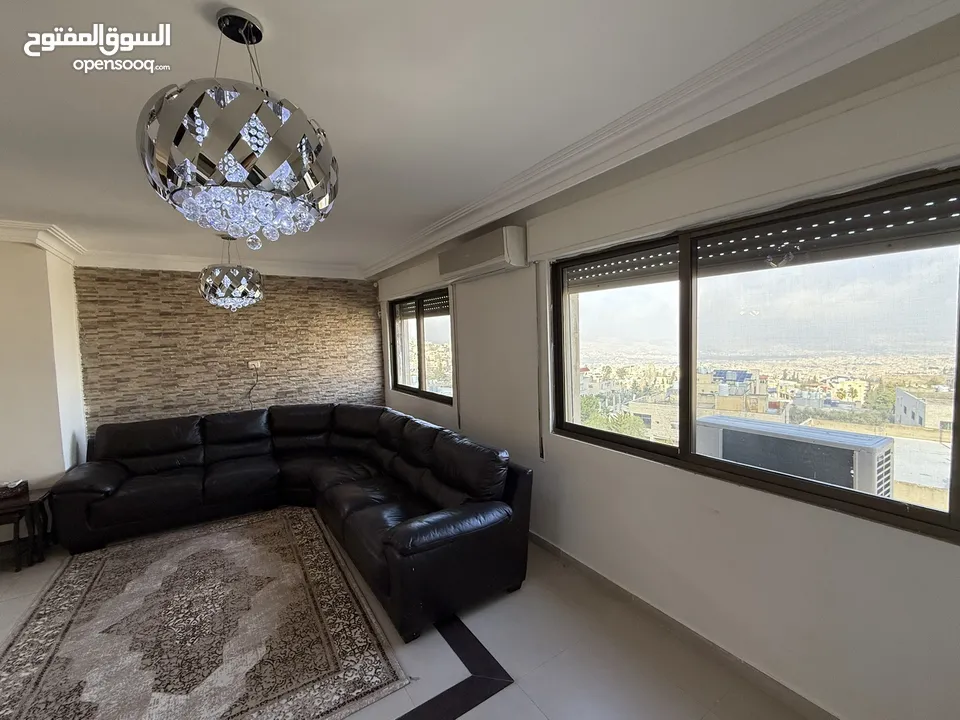 شقة مميزة طابق ثالث مع روف 3 غرف نوم 3 حمامات مفروشة للبيع