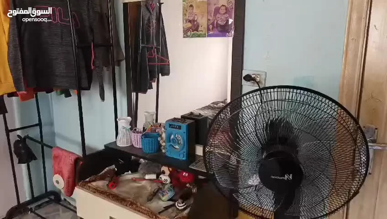 „غرفة نوم انيقة لون أسود وأبيض (تخت،خزانة،تسريحة،علاقة عامودية) ‟