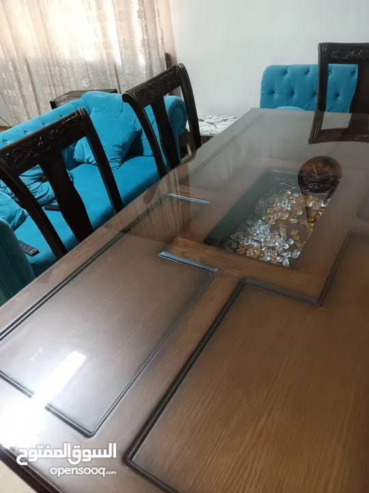 طاولة سفرة خشب لاتيه 6 كراسي  تصلح لعرسان بحالة ممتازة مع زجاج حماية على كامل الطاولة تنجيد جديد