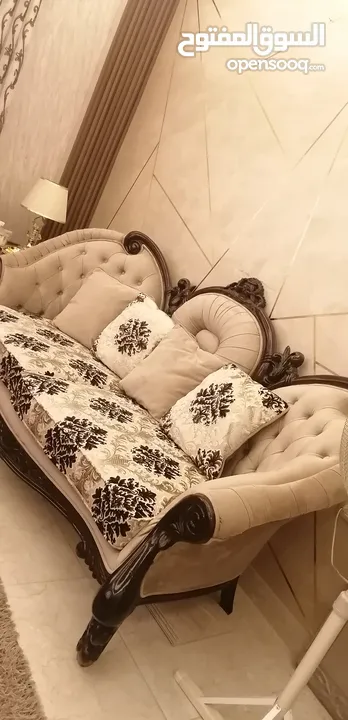 طقم كنب خشب زان للبيع مع البرادي بحاله الجديد