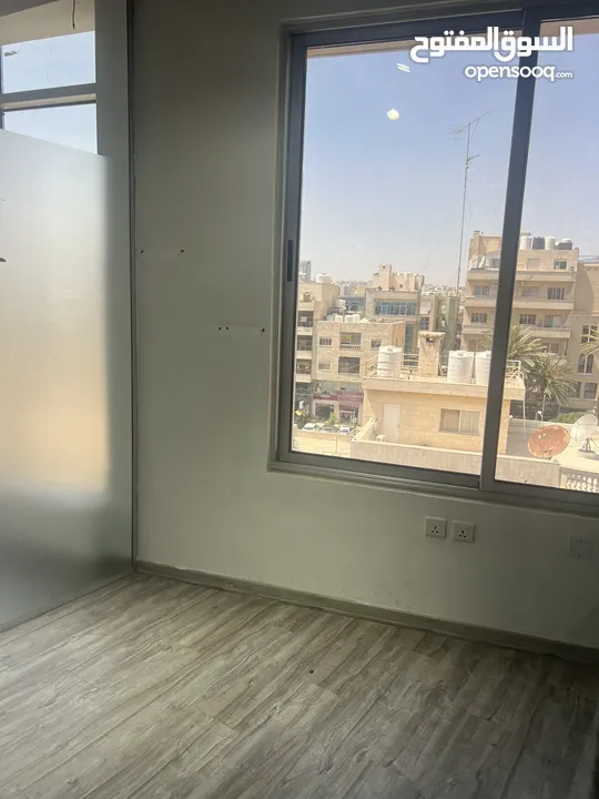 مكتب للإيجار مجهز كمركز عناية جلد وليزر