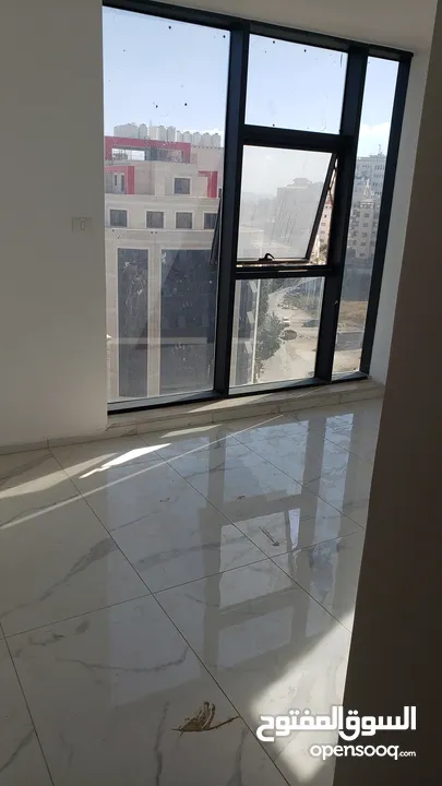 شقة غرفتين غير مفروشة