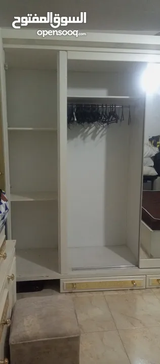 غرفة نوم مضيئه  لون ابيض مع ملحقات كما بالصور مستعملة.......