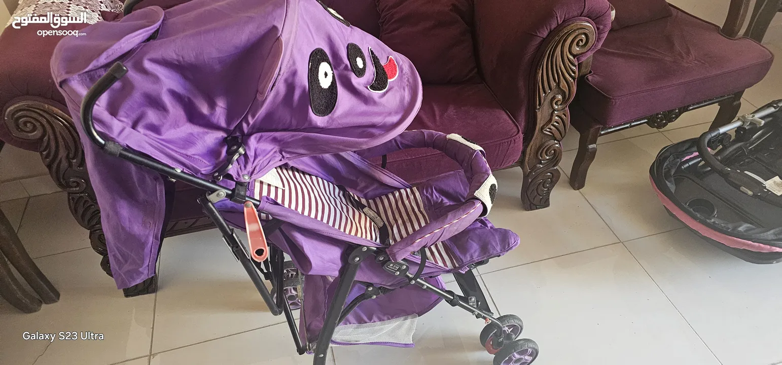 عربة اطفال لون نهدي مع شمسية وسلة سفلية لوضع الاغراض